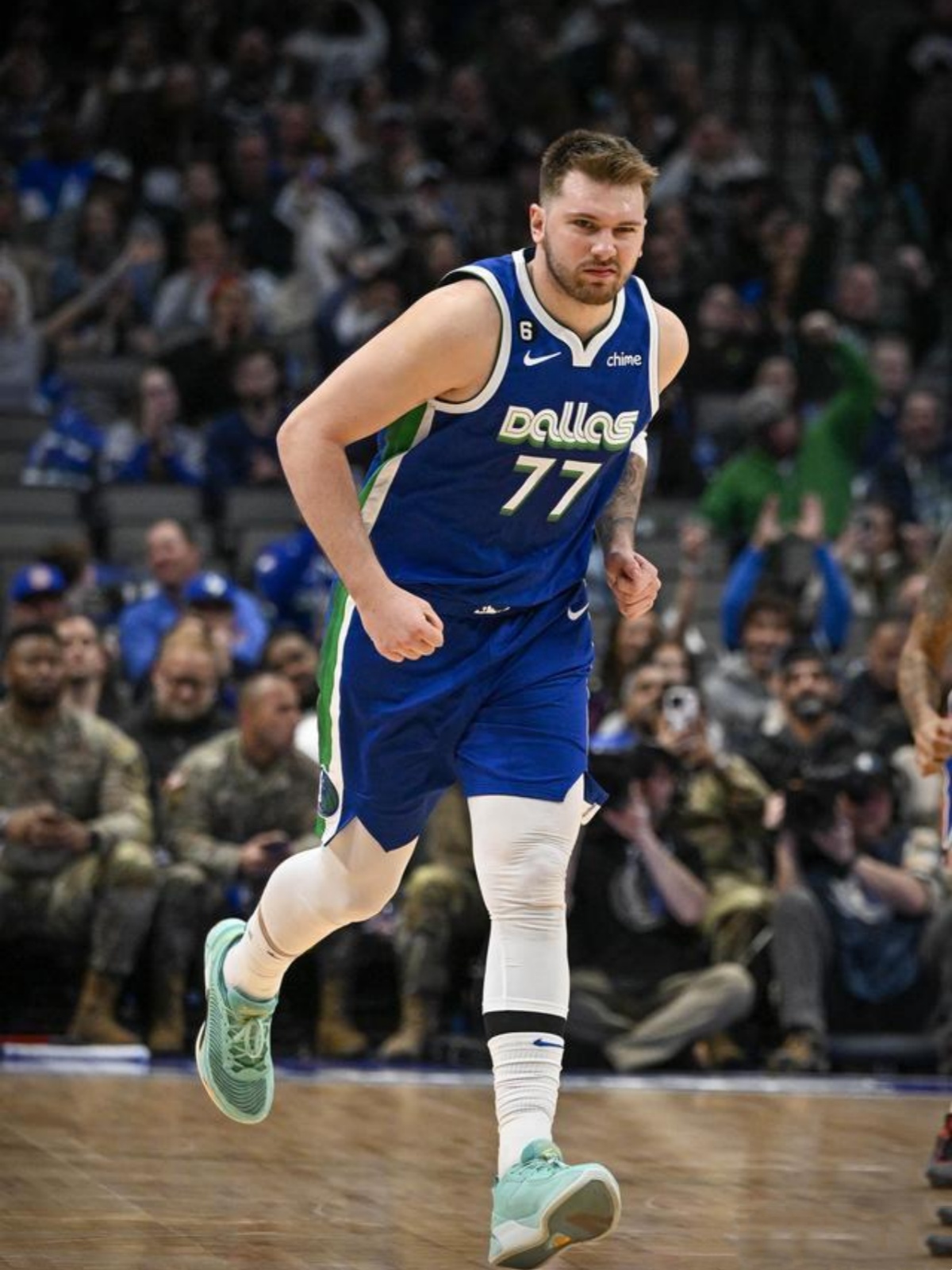 爱游戏彩金精彩 -国际比赛日体能课后，达拉斯独行侠队长鼓劲备战CBA常规赛，赛场秩序良好，年轻球员得到机会的简单介绍