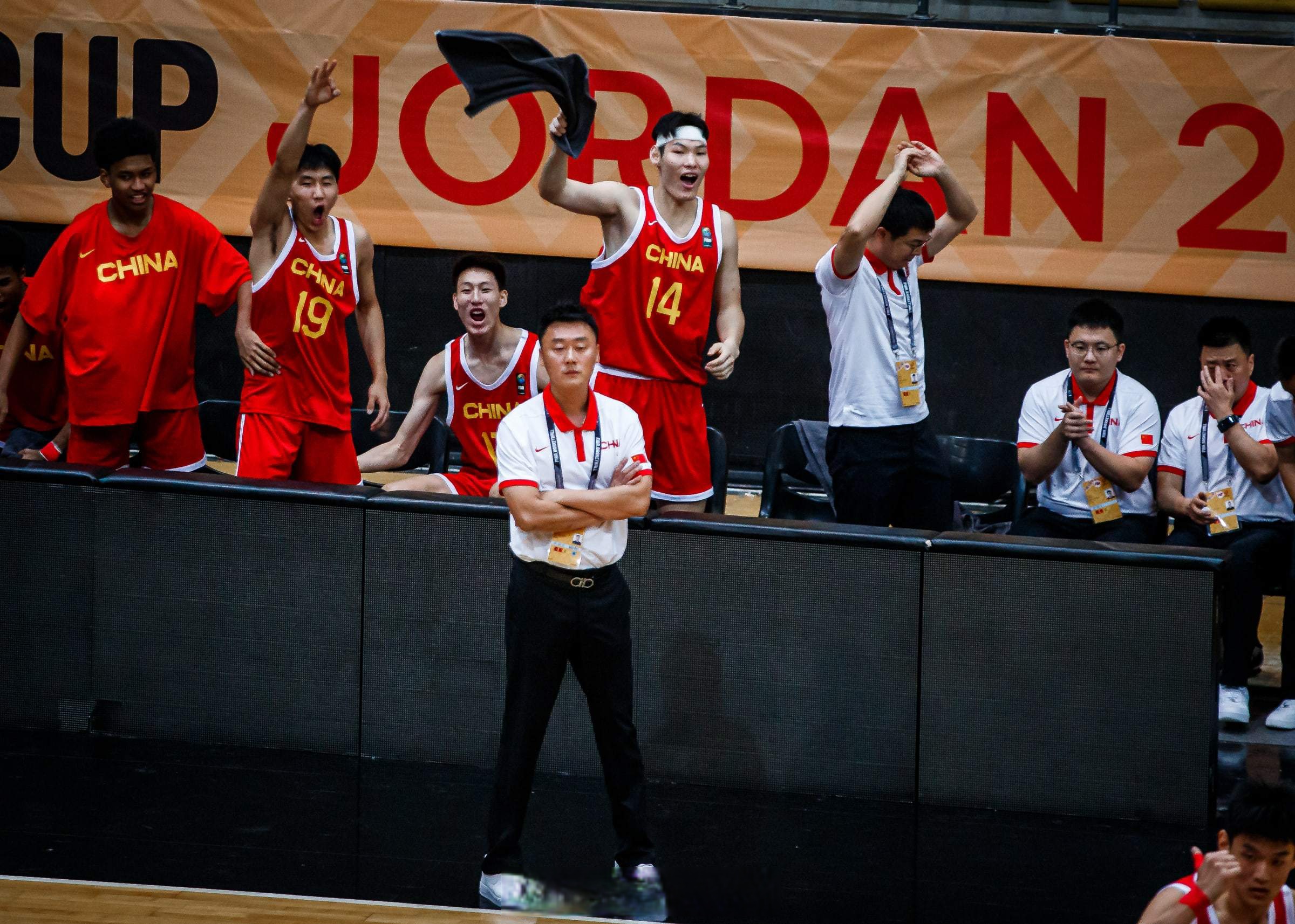 国际比赛日体能课后,达拉斯独行侠队长鼓劲备战CBA常规赛,赛场秩序良好,年轻球员得到机会的简单介绍 国际比赛日体能课后,达拉斯独行侠队长鼓劲备战CBA常规赛,赛场秩序良好,年轻球员得到机会的简单介绍