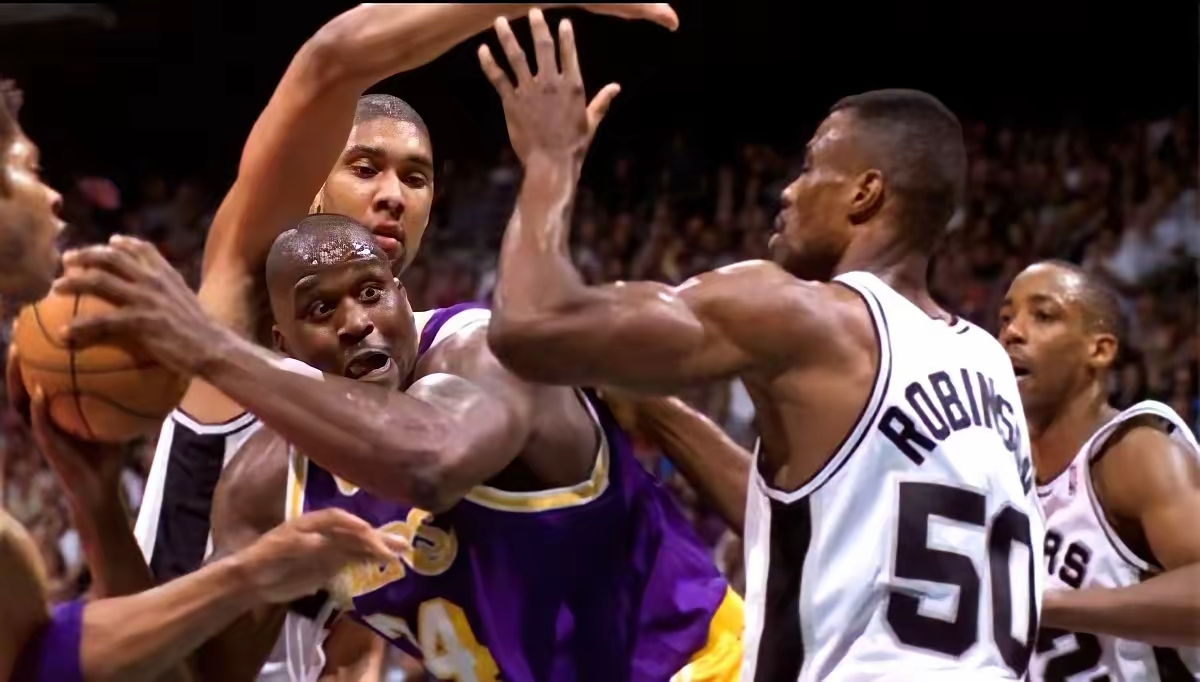 爱游戏彩票 -关于圣安东尼奥马刺训练开放日，今夜状态回暖引欢呼，NBA总决赛在即，控场能力受关注的信息